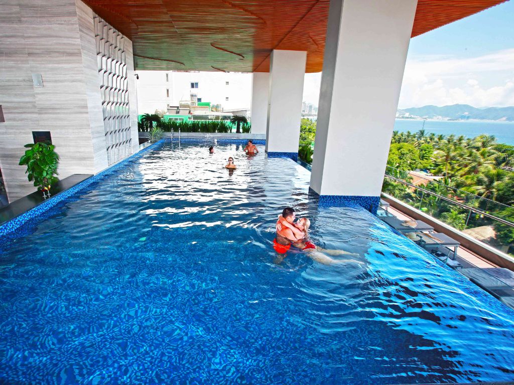 Hồ bơi tràn viền trên tầng cao tầng 5 tại khách sạn Queen Ann Nha Trang