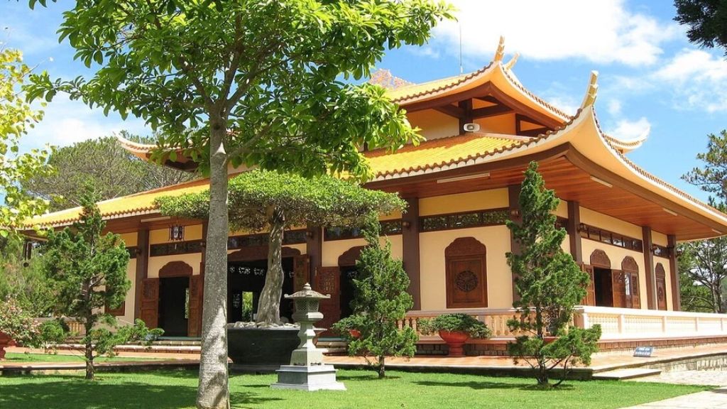 Tìm hiểu Thiền viện Trúc Lâm trong tour du lịch Đà Lạt