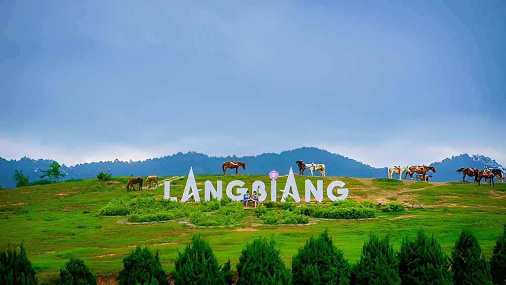 Chinh phục Núi LangBiang trong tour du lịch Đà Lạt