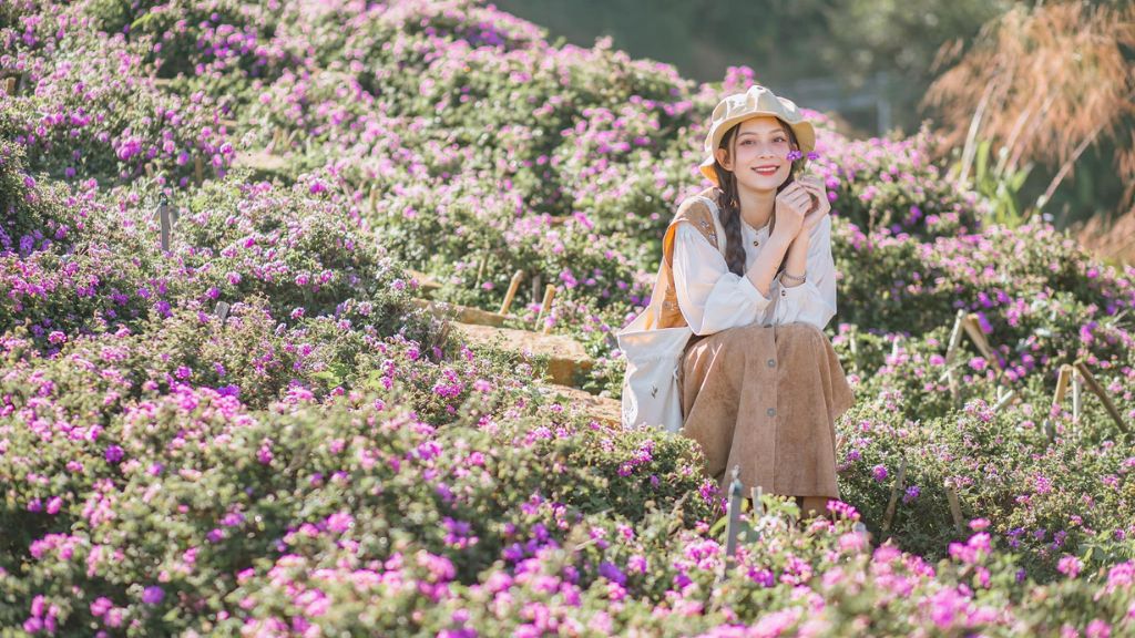 Chụp ảnh tại vườn hoa siêu đẹp trong tour du lịch Đà Lạt