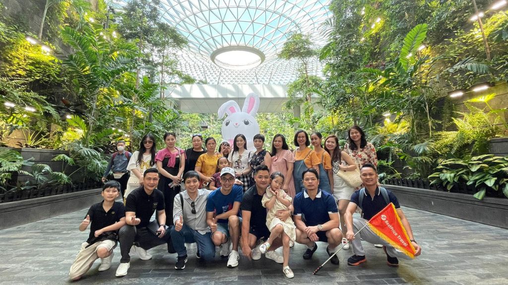 Đoàn chụp ảnh tại sân bay Changi xanh