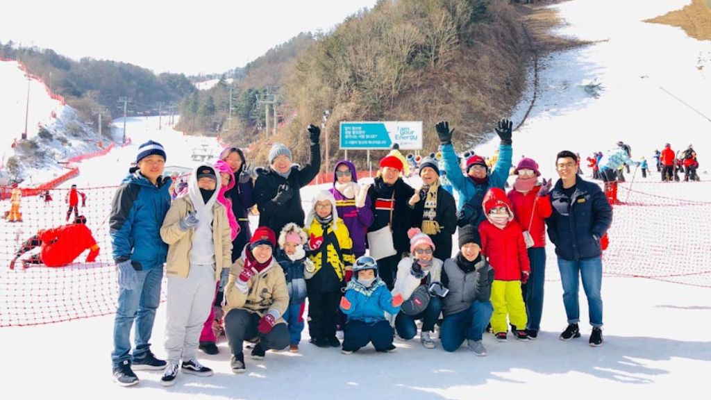 Đoàn chụp ảnh lưu niệm tại Khu trượt tuyết Elysian Gangchon