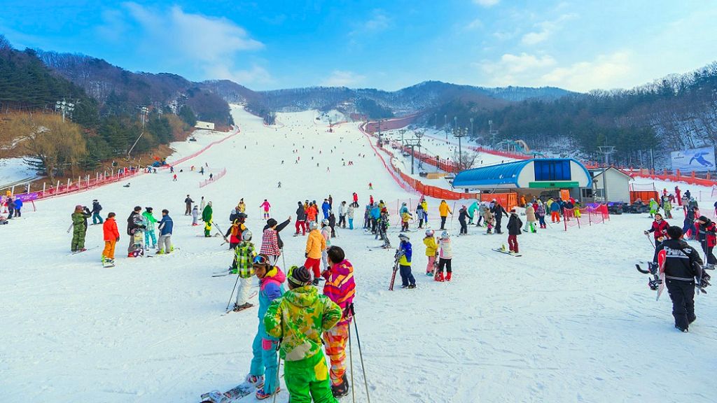 Du khách thỏa thức trượt tuyết tại Elysian Gangchon