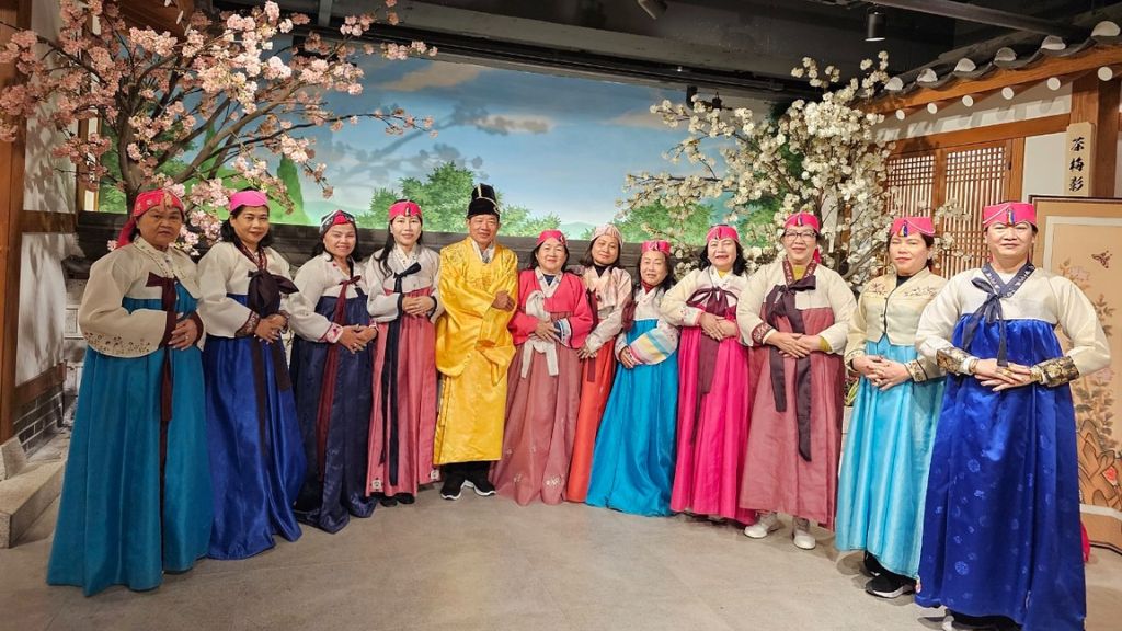Du khách mặc Hanbok truyền thống chụp ảnh miễn phí