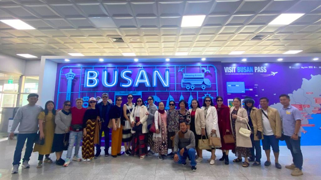 Du khách tham quan tháp Busan 83 tầng trong hành trình Hàn Quốc 6N5Đ