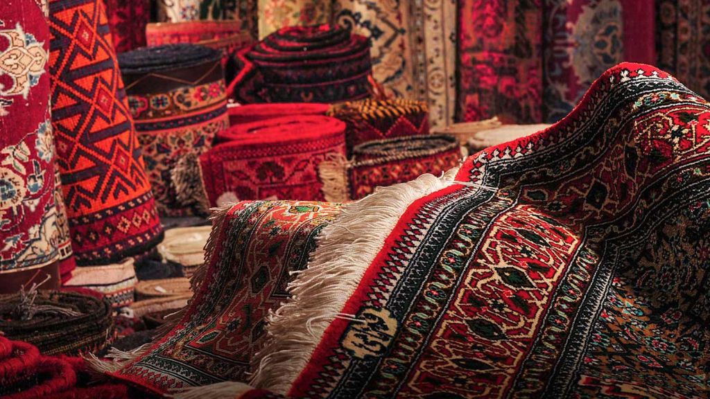 Cửa hàng tranh và thảm Ba Tư độc đáo