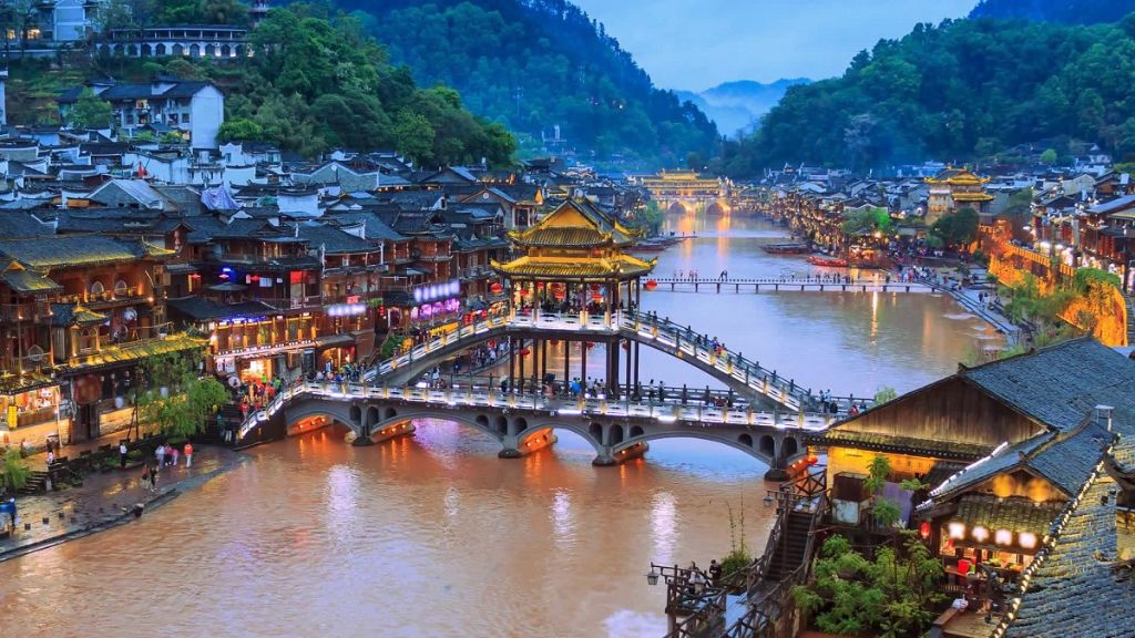 Cầu Tuyết Kiều duyên dáng giữa thị trấn cổ Phượng Hoàng
