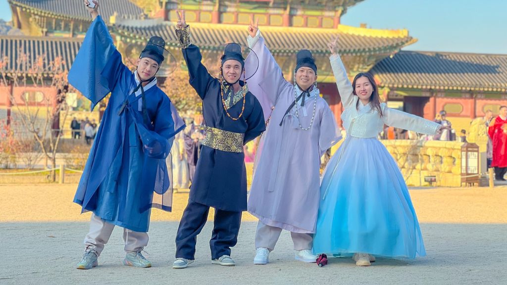 Du khách trong trang phục Hanbok cự đẹp