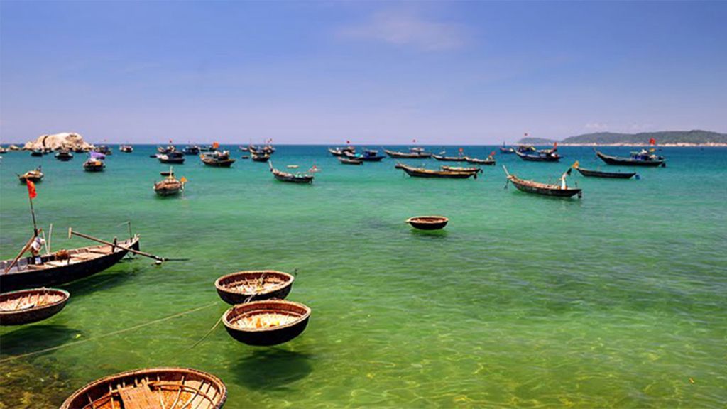 Ngắm nhìn những con thuyền trên đảo tại tour du lịch Cù Lao Chàm