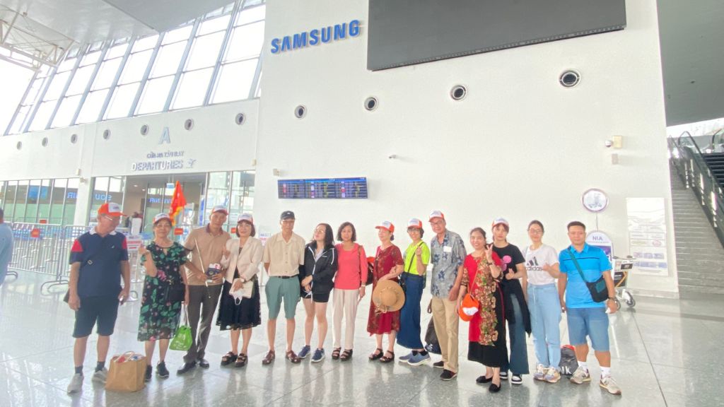 Đoàn khách check in sân bay Nội Bài