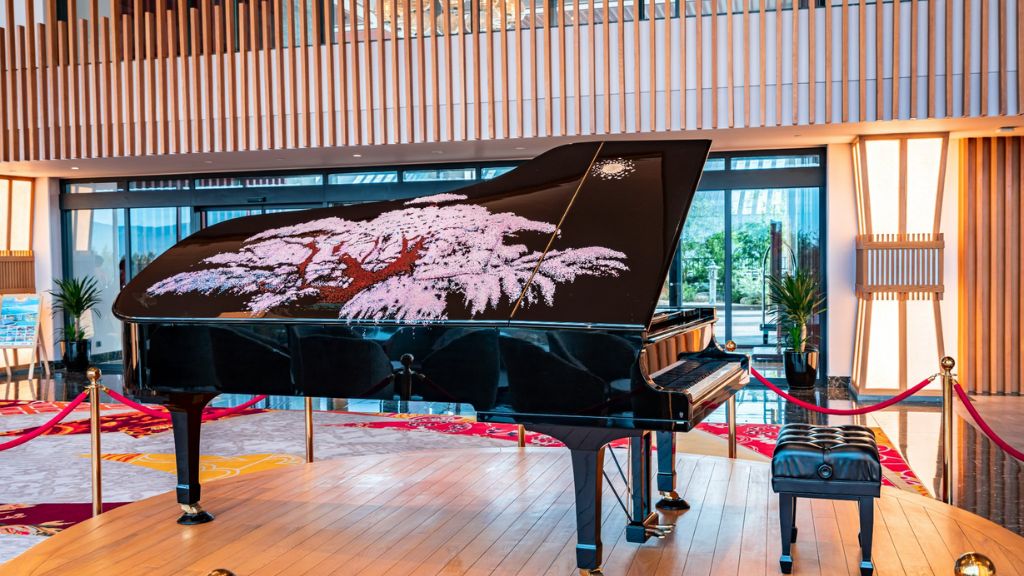 Đàn piano được trưng bày tại resort